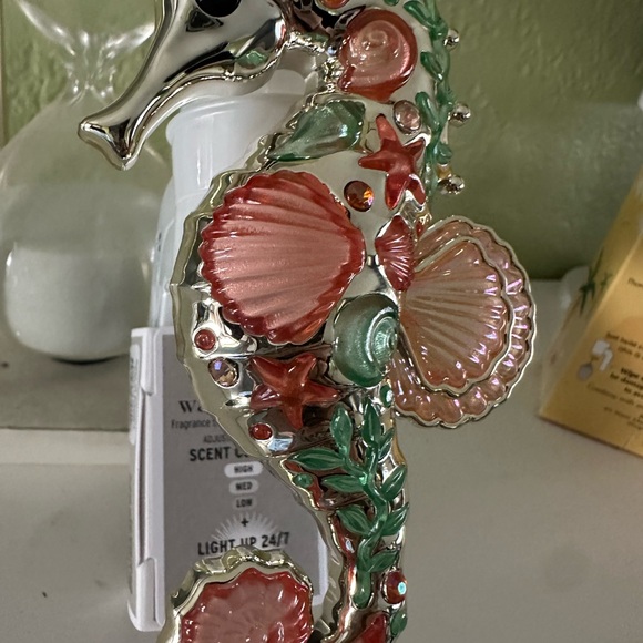 White Barn Seahorse Wallflower Plug with scent control & Box of 2 Fragrance Fill - Picture 5 of 7